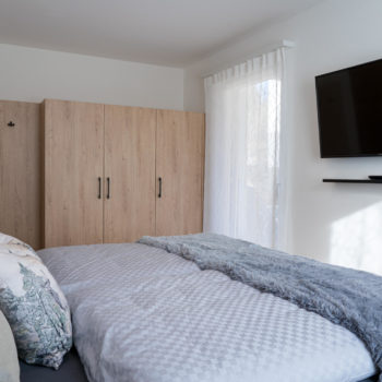 Camera da letto con mobili solidi